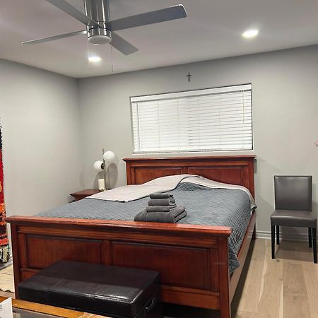 A Luxury Master Bedroom In A Condo ロサンゼルス エクステリア 写真