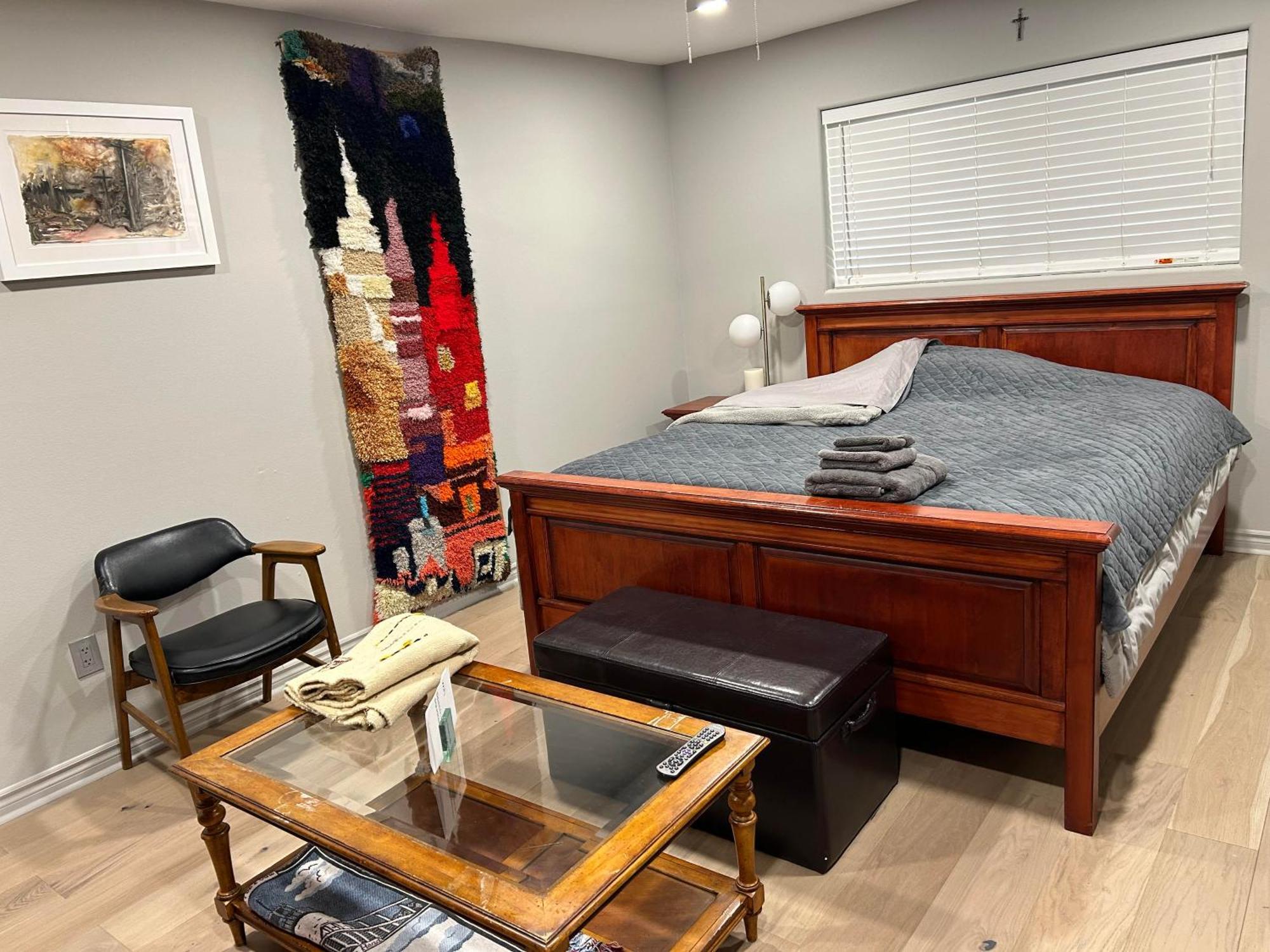 A Luxury Master Bedroom In A Condo ロサンゼルス エクステリア 写真