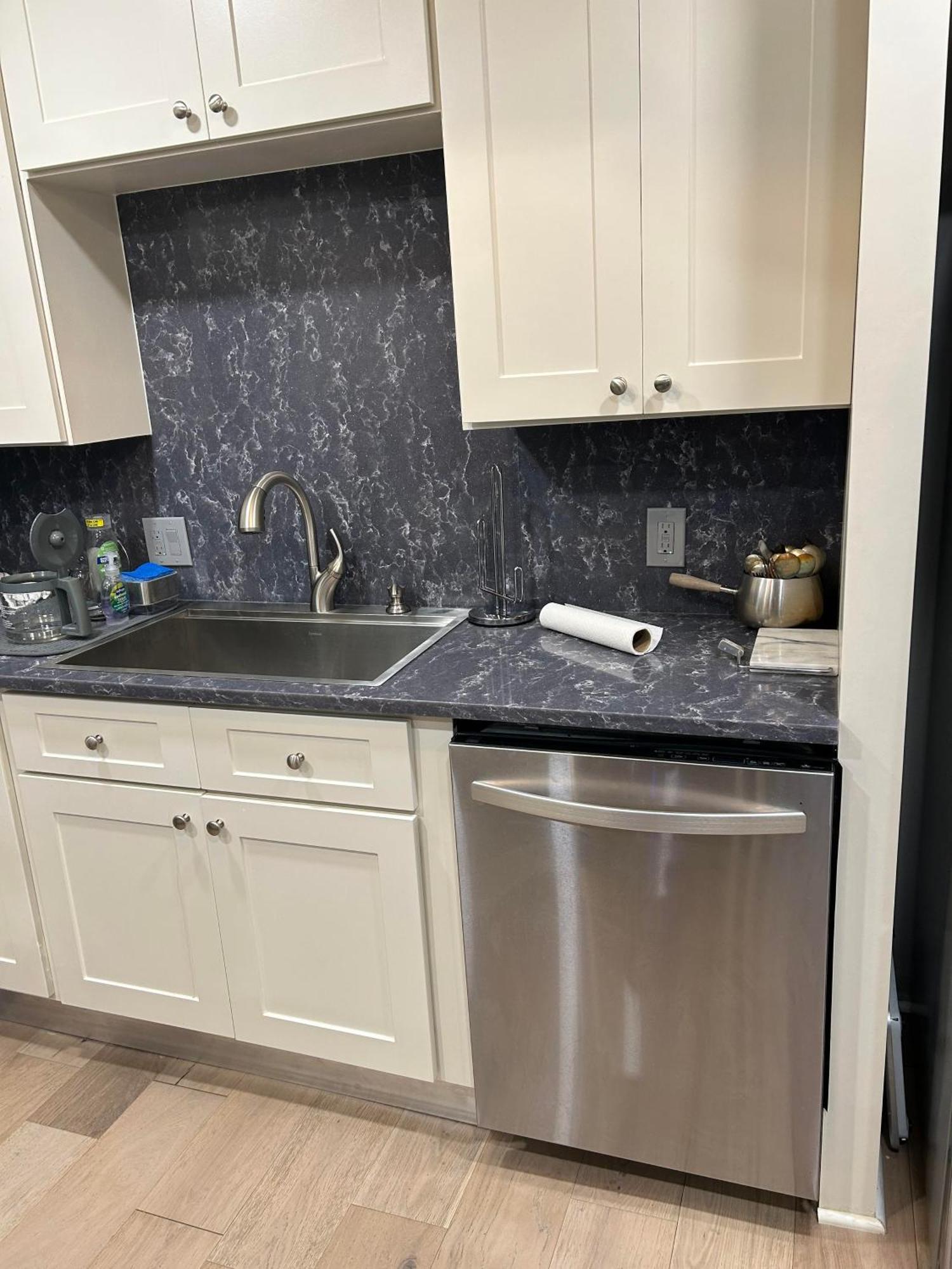 A Luxury Master Bedroom In A Condo ロサンゼルス エクステリア 写真